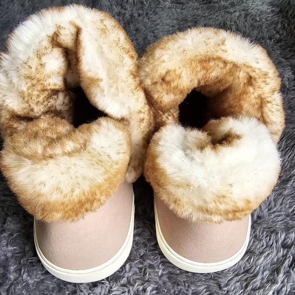 Beautiful, Ladies Faux Fur Trim LUGZ / Brand New/3 Colors Available. Size 8.5 - Picture 9 of 11
